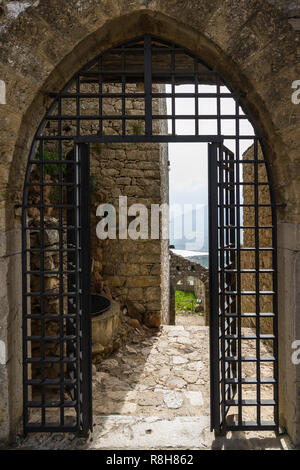 Gate Eingang Caccamo mittelalterliche Burg, Sizilien, Palermo Provinz, Italien Stockfoto