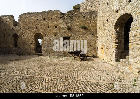 Innenhof von Caccamo mittelalterlichen Burg, jetzt in einem historischen Museum, Sizilien, Palermo Provinz, Italien Stockfoto