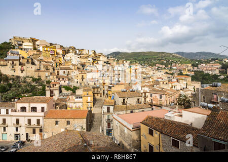 Luftaufnahme von Caccamo, einem typisch sizilianischen Stadt in der Nähe von Palermo, Sizilien, Italien Stockfoto