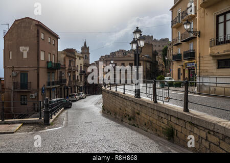 Straßen von Caccamo, einem typisch sizilianischen Stadt an der Tyrrhenischen Küste von Sizilien, Trapani, Palermo, Italien Stockfoto