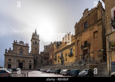 Caccamo Kathedrale (Duomo di San Giorgio) und Monte di Pietà Gebäude auf der rechten Seite, Sizilien, Italien Stockfoto