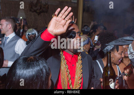 HOLLYWOOD, Los Angeles, CA, USA - 31. Oktober: Rapper Diddy (Sean Combs), Kim Porter und Sohn Christian Casey Kämme nehmen an der 90's Halloween Party in Joseph's Cafe am 31. Oktober 2017 in Hollywood, Los Angeles, Kalifornien, Vereinigte Staaten. (Foto von Rudy Torres/Image Press Agency) Stockfoto