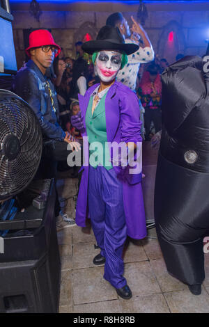 HOLLYWOOD, Los Angeles, CA, USA - 31. Oktober: Sänger Janelle Monae durchführen am 90's Halloween Party in Joseph's Cafe am 31. Oktober 2017 in Hollywood, Los Angeles, Kalifornien, USA. (Foto von Rudy Torres/Image Press Agency) Stockfoto