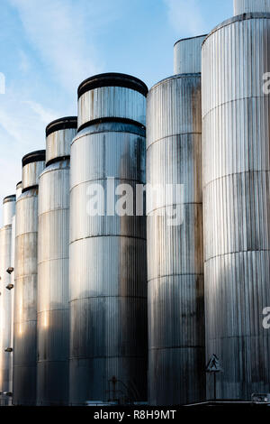 Großer Speicher und Fermentation Tanks bei Tennent Caledonian Brauereien Wellpark Brauerei in Glasgow, Schottland, Großbritannien Stockfoto