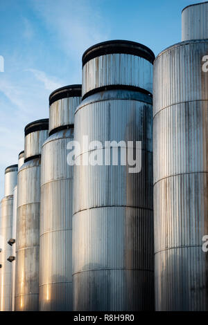 Großer Speicher und Fermentation Tanks bei Tennent Caledonian Brauereien Wellpark Brauerei in Glasgow, Schottland, Großbritannien Stockfoto