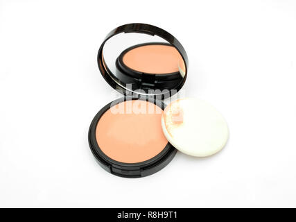 Gesicht kompakt Make-up Puder mit Spiegel auf weißem Hintergrund. Stockfoto