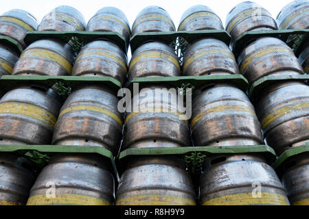 Reihen von Bierfässern bei Tennent Caledonian Brauereien Wellpark Brauerei in Glasgow, Schottland, Großbritannien Stockfoto