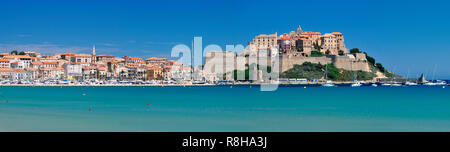 Rund um Korsika - Panoramaaussicht auf Calvi Beach und Zitadelle an einem schönen Tag. Stockfoto