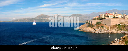 Um den Korsika - Panoramablick auf Strand und die Zitadelle von Calvi Stockfoto