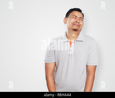 Foto Bild Portrait einer niedlichen hübscher junger asiatischer Mann weinen hart, schmerzhaft in seine sensiblen Bereich Geste Stockfoto