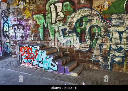 Treppen ins Nirgendwo, Wand und Stufen mit Graffiti verziert - Karlsruhe, Deutschland Stockfoto