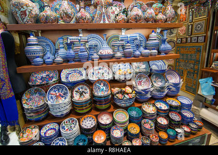 Handarbeit Kupfer Töpfe in alten Grand Basar Istanbul, Türkei. Stockfoto