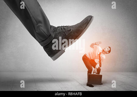 Großen formellen Schuh unten junge kleine Marktteilnehmer Mann Stockfoto