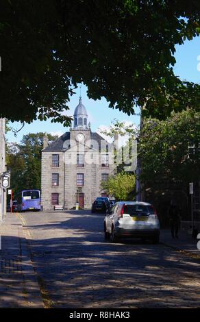 Die Altstadt Haus 1788, Universität von Aberdeen Könige Museum. Clock Tower an einem sonnigen Herbsttag. Die High Street, Old Town, Aberdeen, Schottland, UK. Stockfoto