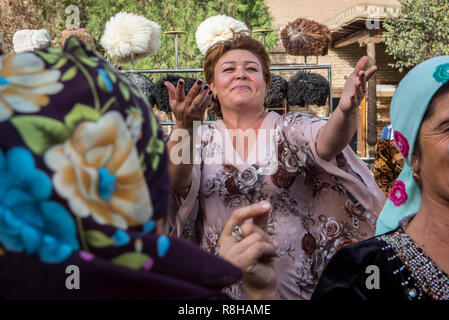 Frau tanzen während einer Folk party, custome, Kleid, Anzug, Chiwa, Usbekistan Stockfoto