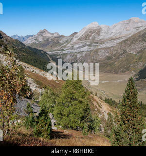 Ein quadratisches Bild mit Blick von oben in den Vallon du Soussoueou vom Lac d'Artouste in den Französischen Pyrenäen. Der Schuß war an einem klaren, wolkenlosen Tag genommen. Stockfoto