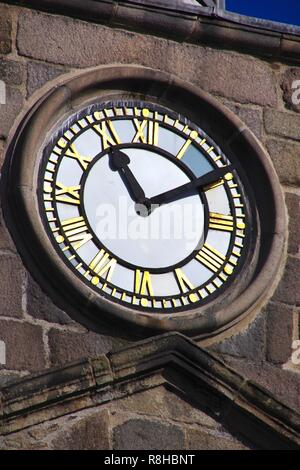 Die Altstadt Haus 1788, Universität von Aberdeen Könige Museum. Clock Tower an einem sonnigen Herbsttag. Die High Street, Old Town, Aberdeen, Schottland, UK. Stockfoto