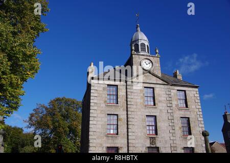 Die Altstadt Haus 1788, Universität von Aberdeen Könige Museum. Clock Tower an einem sonnigen Herbsttag. Die High Street, Old Town, Aberdeen, Schottland, UK. Stockfoto