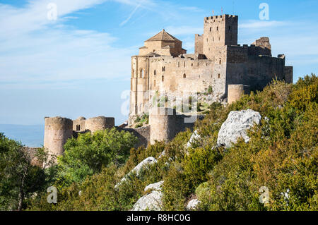 Agüero Burg befindet sich auf einem Felsvorsprung in der Provinz Huesca in der Region Aragonien in Spanien. Es ist der am besten erhaltene romanische Kirche in Europa. Stockfoto