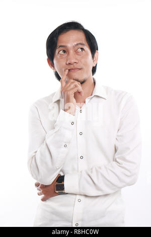 Foto Bild Portrait einer Lustig junge asiatische Geschäftsmann sah glücklich und lächelnd, während an etwas denken, das Portrait mit einer Hand schließen berühren. Stockfoto