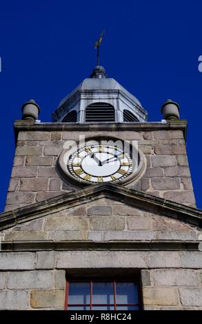 Die Altstadt Haus 1788, Universität von Aberdeen Könige Museum. Clock Tower an einem sonnigen Herbsttag. Die High Street, Old Town, Aberdeen, Schottland, UK. Stockfoto