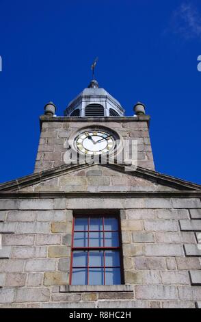 Die Altstadt Haus 1788, Universität von Aberdeen Könige Museum. Clock Tower an einem sonnigen Herbsttag. Die High Street, Old Town, Aberdeen, Schottland, UK. Stockfoto