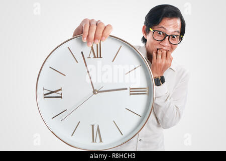 Foto Bild Portrait einer Lustig junge asiatische Geschäftsmann sah schockiert und besorgt und zeigt eine Uhr, die er halten, Nahaufnahme, Porträt, Zeit oder tot Stockfoto