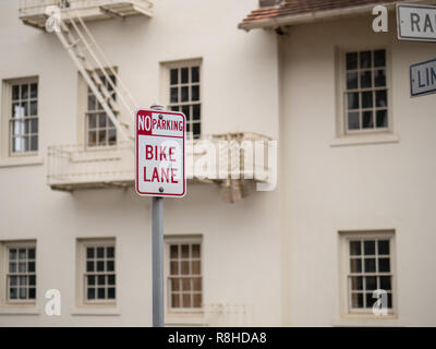 Keine Parkplätze, Radweg Schild vor der weißen Lager gebucht Stockfoto