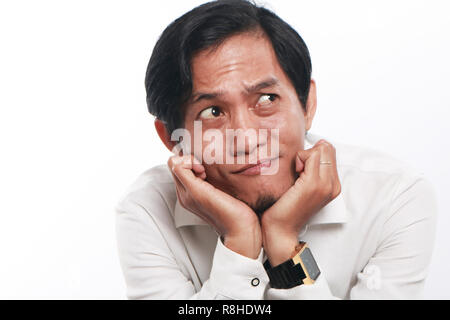 Foto Bild Portrait einer Lustig junge asiatische Geschäftsmann sah glücklich und lächelnd, während an etwas denken, das Porträt über weiße schließen Stockfoto