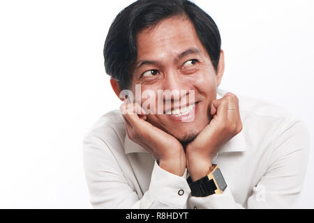 Foto Bild Portrait einer Lustig junge asiatische Geschäftsmann sah glücklich und lächelnd, während an etwas denken, das Porträt über weiße schließen Stockfoto