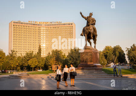 Selfies. Amir Timur Statue, die in Amir Timur Platz, und das Hotel Usbekistan, Taschkent, Usbekistan Stockfoto