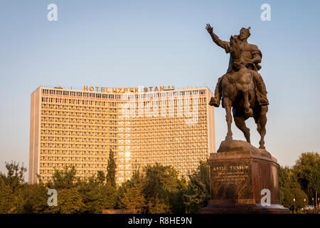 Amir Timur Statue, die in Amir Timur Platz, und das Hotel Usbekistan, Taschkent, Usbekistan Stockfoto