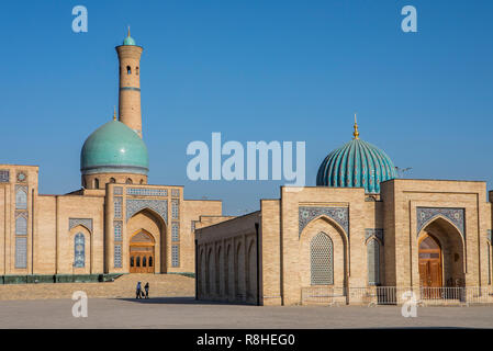 Am linken Hazroti Imom Freitagsmoschee und am rechten Moyie Mubarek Bibliothek Museum, Taschkent, Usbekistan Stockfoto