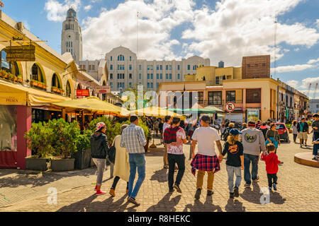 MONTEVIDEO, URUGUAY, APRIL 2018 - Außenansicht der traditionellen Lebensmittelmarkt in Ciudad Vieja Bezirk in Montevideo, Uruguay Stockfoto