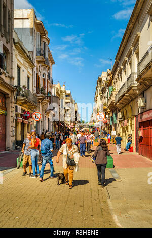 MONTEVIDEO, URUGUAY, APRIL - 2018 - Städtische tag Szene an traditionellen Fußgängerzone in Ciudad Vieja Bezirk in Montevideo, Uruguay Stockfoto