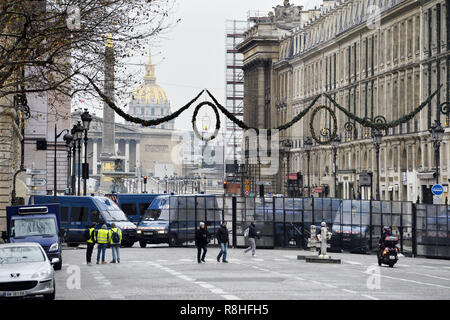 Gelb 5. Runde - Place de la Madeleine, Paris, Frankreich. 15. Dezember 2018. Straßensperre der Polizei verbietet den Zugang zum Place de la Concorde und der Nationalversammlung. Credit: Frédéric VIELCANET/Alamy leben Nachrichten Stockfoto