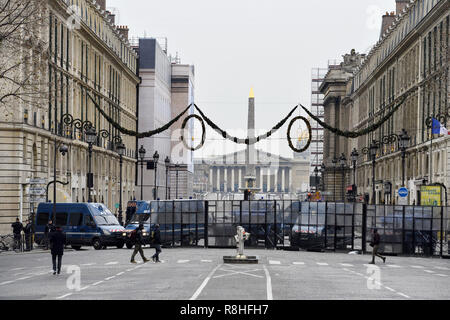 Gelb 5. Runde - Place de la Madeleine, Paris, Frankreich. 15. Dezember 2018. Straßensperre der Polizei verbietet den Zugang zum Place de la Concorde und der Nationalversammlung. Credit: Frédéric VIELCANET/Alamy leben Nachrichten Stockfoto