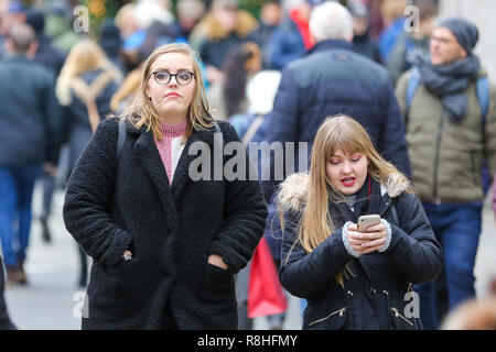 Die Oxford Street, London, UK. 15. Dezember 2018. Shopper sind auf dem Londoner Oxford Street mit 9 Tage zu Weihnachten gesehen. Händler rechnen mit einem Ansturm der Käufer in der Leitung - bis zu Weihnachten. Credit: SOPA Images Limited/Alamy leben Nachrichten Stockfoto