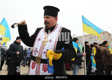 Kiew, Ukraine. 15. Dezember 2018. Ein orthodoxer Priester während der Gebete gesehen. Die ukrainischen Gläubigen besuchen Gebete während der Einigung des Rates über die Schaffung eines neuen Ukrainischen Orthodoxen Kirche vor dem St. Sophia Kathedrale in Kiew, Ukraine. Die Vereinigung Rat wird voraussichtlich die Charta der Ukrainischen Orthodoxen Kirche zu genehmigen und die Leiter der neuen Kirche am 15. Dezember 2018 aus. Credit: SOPA Images Limited/Alamy leben Nachrichten Stockfoto