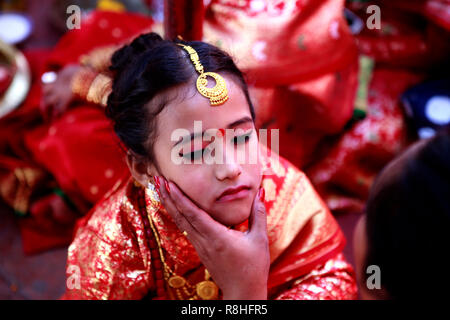 Kathmandu, Nepal, 15. Dezember 2018. Ein geschmückt Newar Mädchen im Brautkleid gesehen Vollführung ritueller während des IHI Zeremonie. IHI rief auch Bel Bibaha ist einzigartig traditionelle Zeremonie in der Newar Gemeinschaften praktiziert vor der Pubertät. In der Newar Gemeinschaft Mädchen drei Mal in ihrem Leben verheiratet sind, erste ist IHI Zeremonie, die letzten zwei Tage, wo Mädchen Lord Vishnu verheiratet sind, 2. Sie sind an die Sonne und schließlich mit ihren realen Mann verheiratet. Credit: SOPA Images Limited/Alamy leben Nachrichten Stockfoto