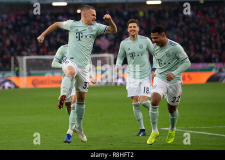 Hannover, Deutschland. 15 Dez, 2018. Fussball: Bundesliga, Hannover 96 - Bayern München, 15. Spieltag in der HDI-Arena. Der Münchener Joshua Kimmich jubelt nach seinem Tor zum 0:1. Credit: Swen Pförtner/dpa - WICHTIGER HINWEIS: In Übereinstimmung mit den Anforderungen der DFL Deutsche Fußball Liga oder der DFB Deutscher Fußball-Bund ist es untersagt, zu verwenden oder verwendet Fotos im Stadion und/oder das Spiel in Form von Bildern und/oder Videos - wie Foto Sequenzen getroffen haben./dpa/Alamy leben Nachrichten Stockfoto