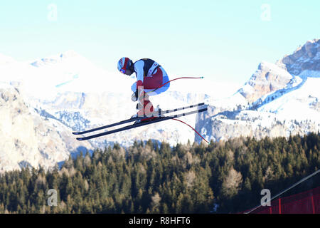 Gröden, Groeden, Italien. 15 Dez, 2018. FIS Ski Alpin, Mens Bergab; in Aktion in der Luft nach einem Sprung Credit: Aktion plus Sport/Alamy leben Nachrichten Stockfoto