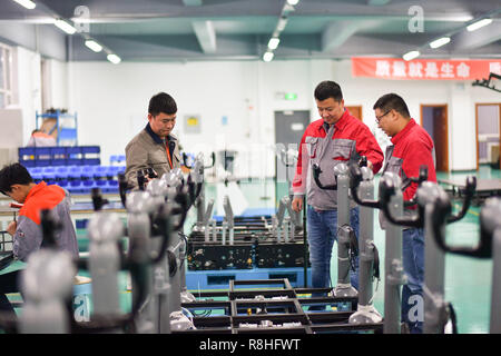 (181215) - HARBIN, Dez. 15, 2018 (Xinhua) - Liu Zhongliang (3. R), Fu Qiang (1. R) und Zhou Zhiyuan (2. R) Flight Simulator cockpit Teile an der Brüder Wright Wissenschaft und Technology Development Co., Ltd. in Harbin, im Nordosten der chinesischen Provinz Heilongjiang, Dez. 14, 2018 prüfen. Wenn es nicht für eine gemeinsame Vernarrtheit in Flight Simulation waren, sind die Chancen, dass Liu Zhongliang, Fu und Zhou Qiang Zhiyuan, der einst drei völlig unterschiedliche Karrieren geführt hatte, nie über ein anders kommen könnte, geschweige denn, Team und eine Aviation traum Ansatz. Der Aviation enthusiast Trio ins Leben gerufen, ihre Kreditkarte Hardwa Stockfoto