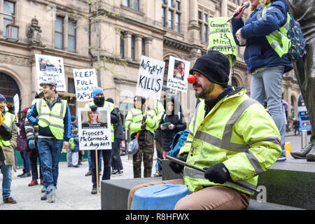 Nottingham, UK. 15. Dezember 2018. Gelbe weste Demonstranten versammeln sich Speakers' Corner ein Copycat Gilets Jaunes in Nottingham, der Aktivist ruft für ein Ende der Sparmaßnahmen. Credit: Ian Francis/Alamy leben Nachrichten Stockfoto