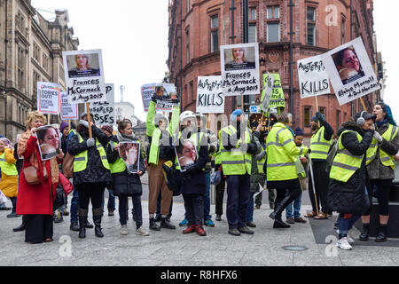 Nottingham, UK. 15. Dezember 2018. Gelbe weste Demonstranten versammeln sich Speakers' Corner ein Copycat Gilets Jaunes in Nottingham, der Aktivist ruft für ein Ende der Sparmaßnahmen. Credit: Ian Francis/Alamy leben Nachrichten Stockfoto