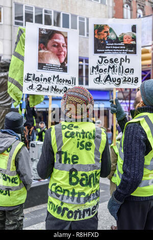 Nottingham, UK. 15. Dezember 2018. Gelbe weste Demonstranten versammeln sich Speakers' Corner ein Copycat Gilets Jaunes in Nottingham, der Aktivist ruft für ein Ende der Sparmaßnahmen. Credit: Ian Francis/Alamy leben Nachrichten Stockfoto