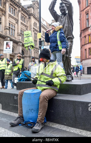 Nottingham, UK. 15. Dezember 2018. Gelbe weste Demonstranten versammeln sich Speakers' Corner ein Copycat Gilets Jaunes in Nottingham, der Aktivist ruft für ein Ende der Sparmaßnahmen. Credit: Ian Francis/Alamy leben Nachrichten Stockfoto