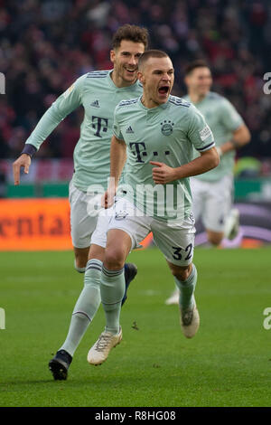 Hannover, Deutschland. 15 Dez, 2018. Fussball: Bundesliga, Hannover 96 - Bayern München, 15. Spieltag in der HDI-Arena. Der Münchener Joshua Kimmich jubelt nach seinem Tor zum 0:1. Credit: Swen Pförtner/dpa - WICHTIGER HINWEIS: In Übereinstimmung mit den Anforderungen der DFL Deutsche Fußball Liga oder der DFB Deutscher Fußball-Bund ist es untersagt, zu verwenden oder verwendet Fotos im Stadion und/oder das Spiel in Form von Bildern und/oder Videos - wie Foto Sequenzen getroffen haben./dpa/Alamy leben Nachrichten Stockfoto