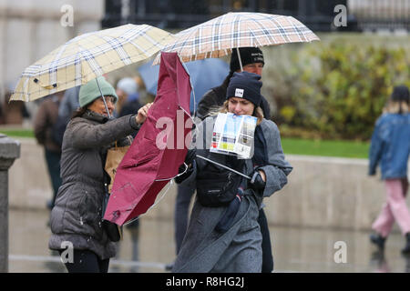 London, Großbritannien. 15. Dez 2018. Eine Frau kämpft mit einem Regenschirm bei einem nassen, kalten, stürmischen Tag in London Quelle: Dinendra Haria/Alamy leben Nachrichten Stockfoto