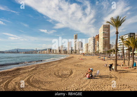 Benidorm, Costa Blanca, Spanien, 15. Dezember 2018. Sonnenanbeter und Schwimmer genießen Sie die heißen temps und ruhigem Wetter am Strand Levante heute in Benidorm an der Costa Blanca Küste. Die Temperaturen waren in den mittleren bis hohen 20 Celsius heute in diesem meditarenean Resort, das mit britischen Urlaubern beliebt ist. Credit: Mick Flynn/Alamy leben Nachrichten Stockfoto